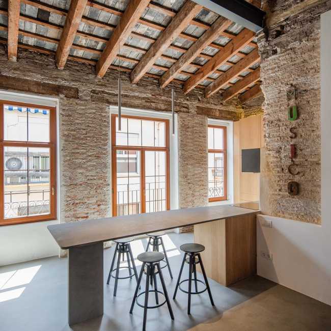 La cucina è stata realizzata verso le tre aperture